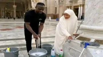 ساديو ماني وزوجته يشاركان بتنظيف المسجد النبوي في صورة مؤثرة